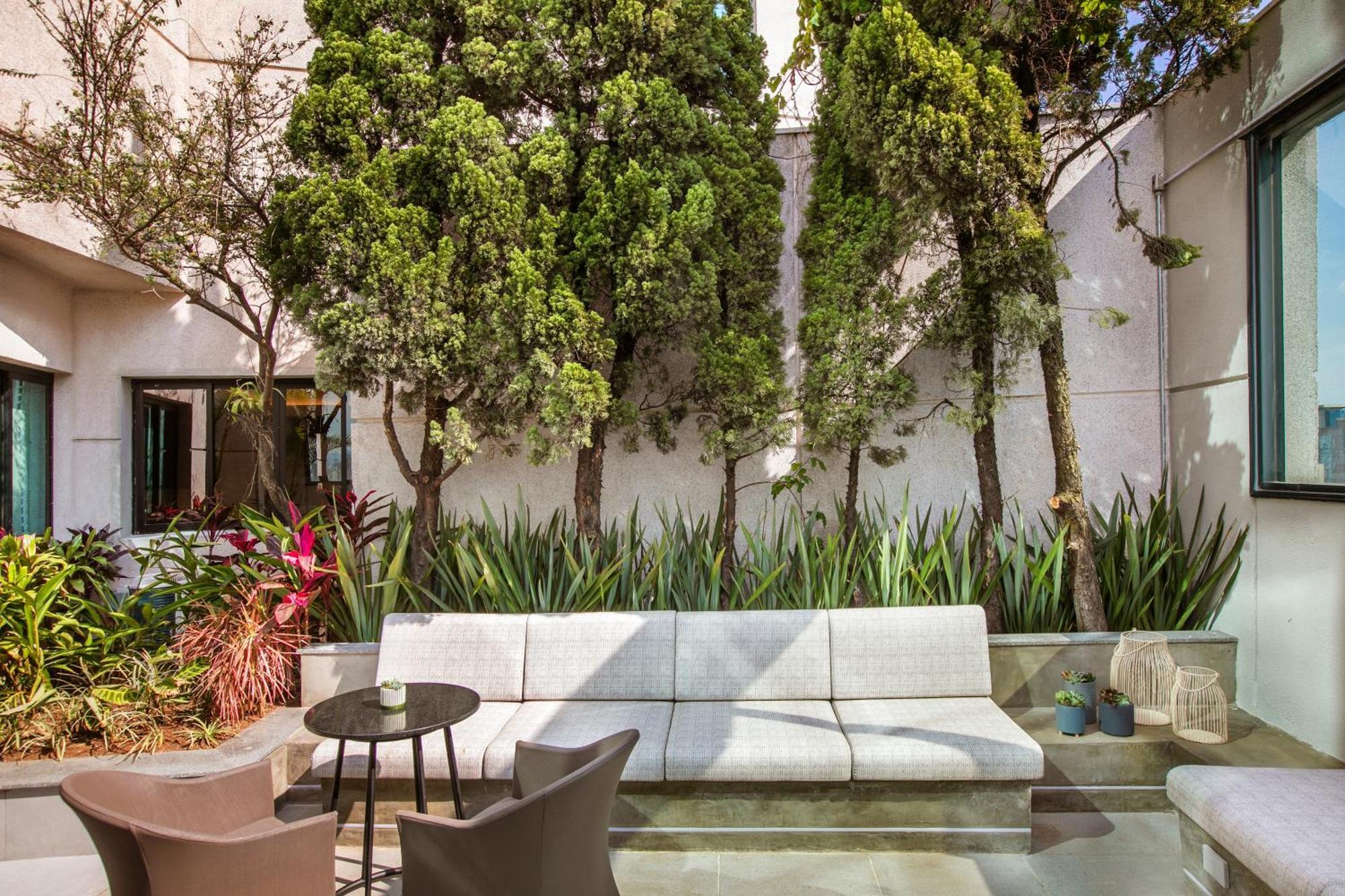Hotel Meliá Jardim Europa São Paulo Exteriér fotografie The courtyard at the home of the Ambassador of the United States to the Republic of Korea