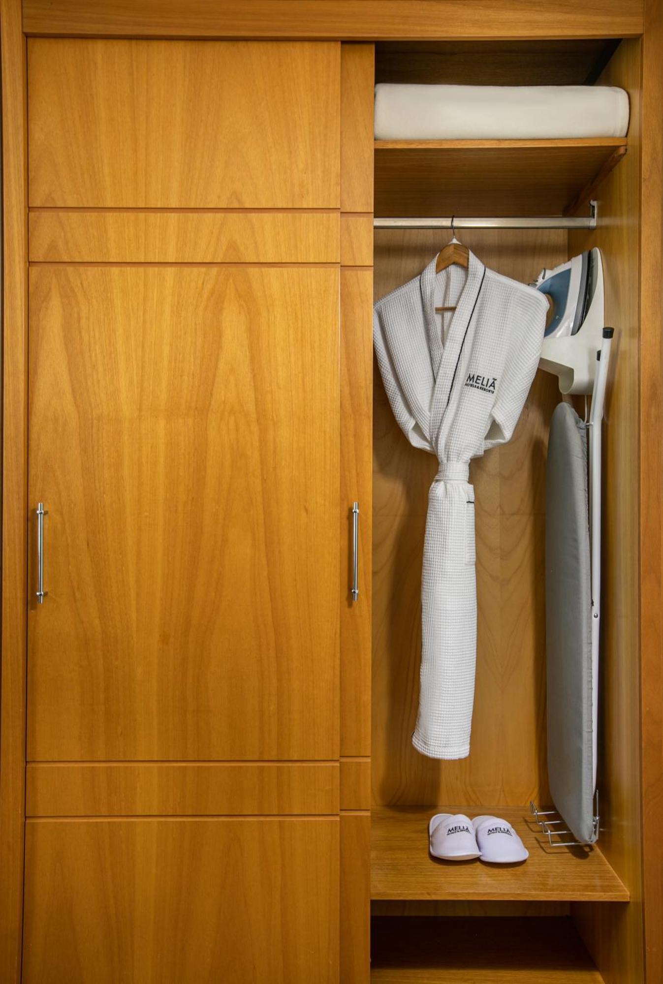 Hotel Meliá Jardim Europa São Paulo Exteriér fotografie A bathrobe hanging in a closet