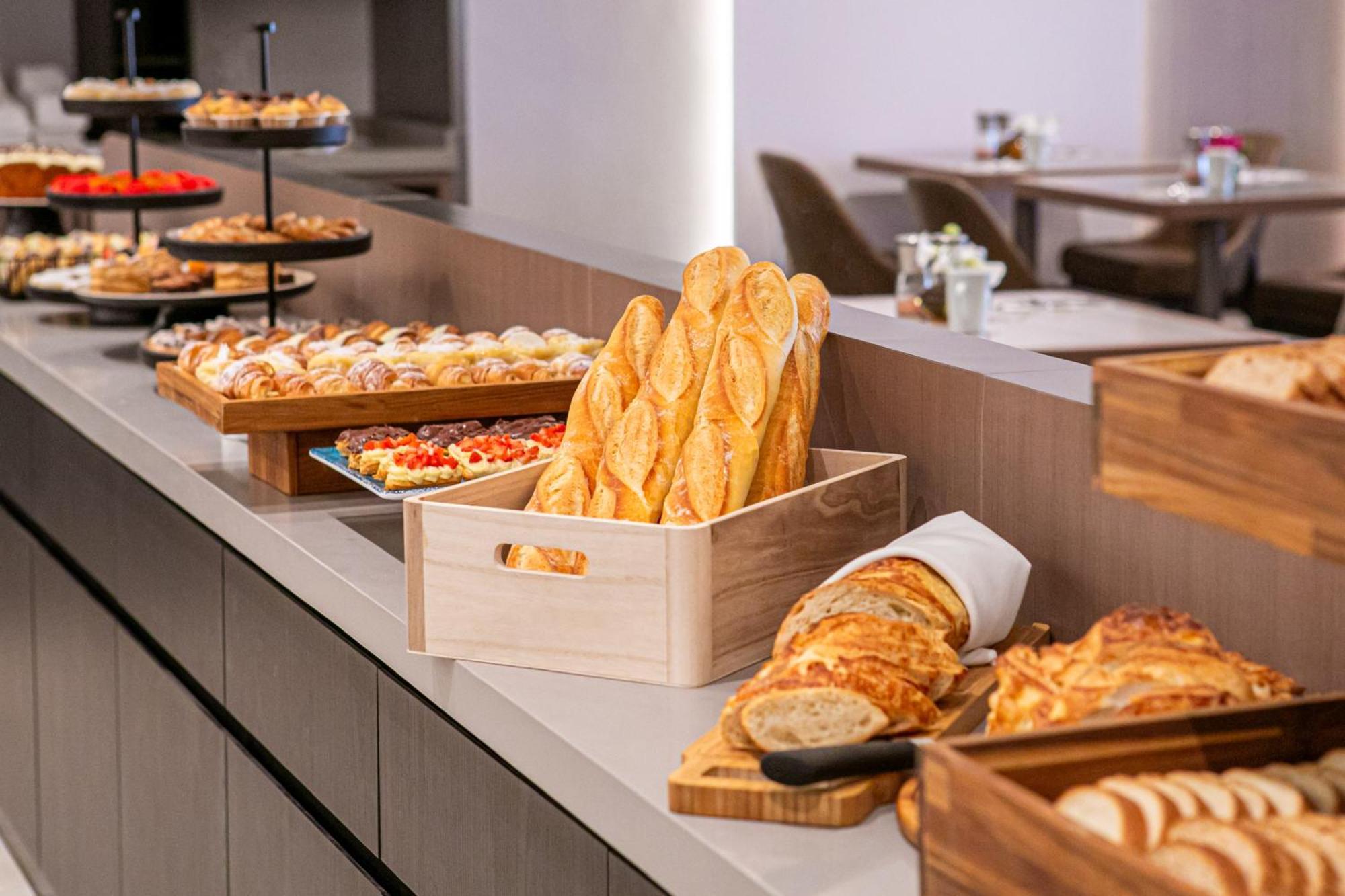 Hotel Meliá Jardim Europa São Paulo Exteriér fotografie Breads at a buffet